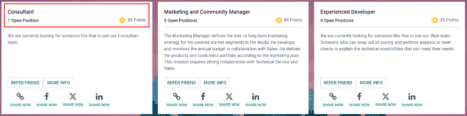 “查看工作”屏幕，显示当前所有空缺职位。所有信息都 显示在卡片上。