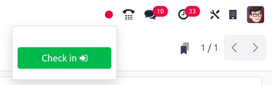 右上角主菜单，签到按钮突出显示。