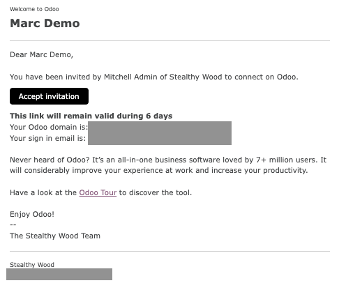 用户表单视图，显示 Odoo 已发送邀请电子邮件的通知。