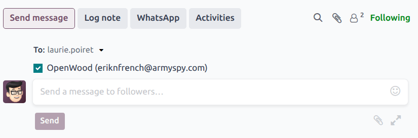 一个准备向客户关系管理线索的关注者和该线索记录上列出的客户发送消息的沟通栏聊天窗口。